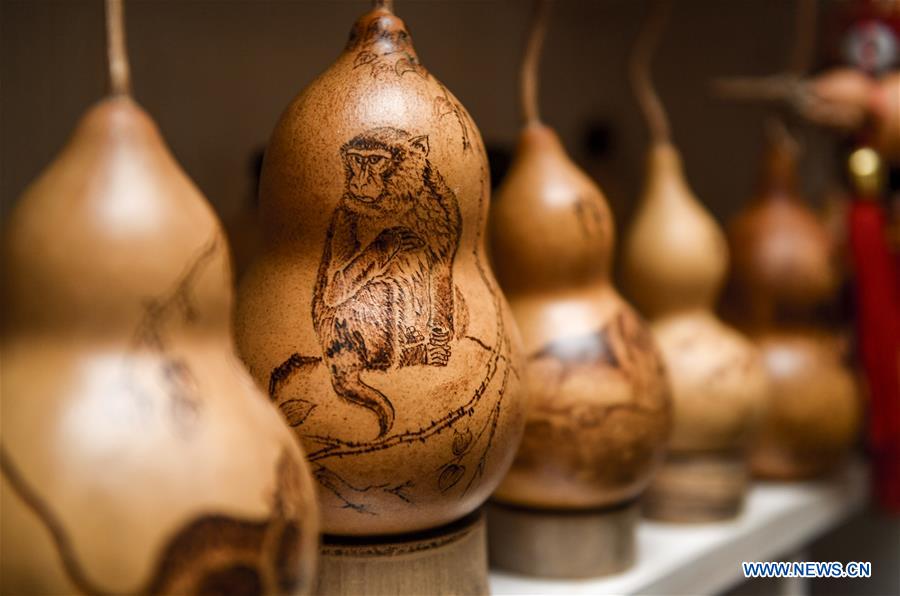 Pic story: self-taught craftsman makes over 1,000 gourd pyrography handicrafts CHINA-JILIN-CHANGCHUN-GOURD-PYROGRAPHY (CN)