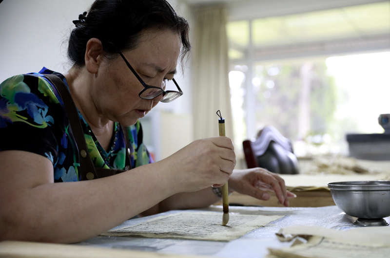 Ancient books restorer committed to protecting treasures of civilization