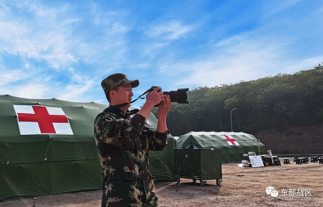 邹龙强正在拍摄新闻素材.