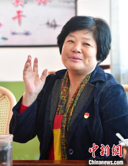 1997年，刚上任的支部书记沈腾香要求党员干部每人带头开垦5亩荒山种果，打响了“治荒治贫生态攻坚战”。　张斌 摄