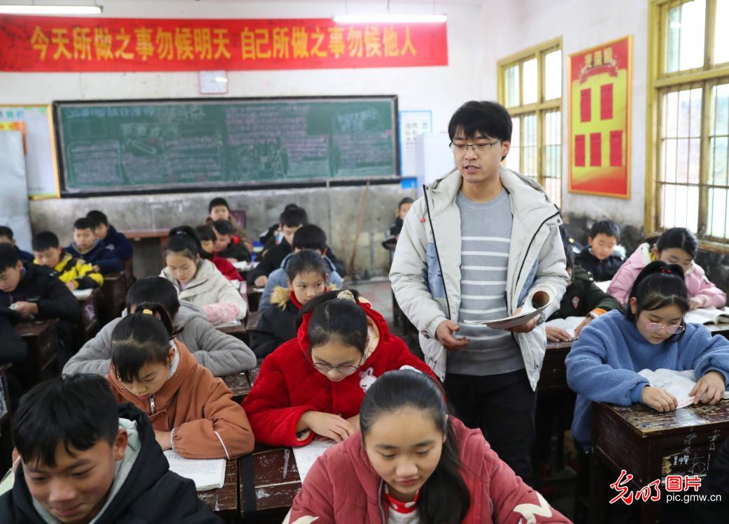 Master students volunteer to teach in remote village in C China's Hunan