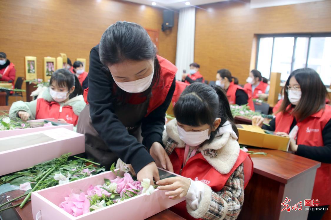 People learn flower arrangement in Suzhou, E China's Jiangsu