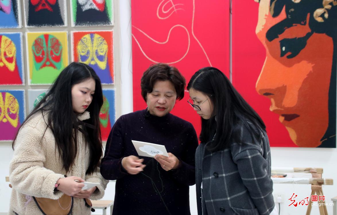 江苏苏州:大学生学刺绣