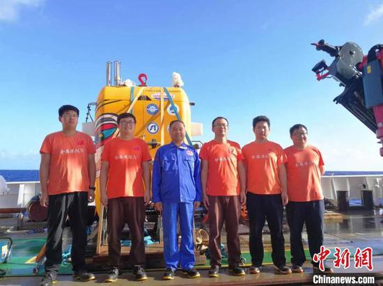 Researchers from Harbin Engineering University's key technology research project team for full-ocean depth autonomous underwater vehicle (AUV). (Photo provided to China News Service) Researchers from Harbin Engineering University's key technology research project team for full-ocean depth autonomous underwater vehicle (AUV). (Photo provided to China News Service)
