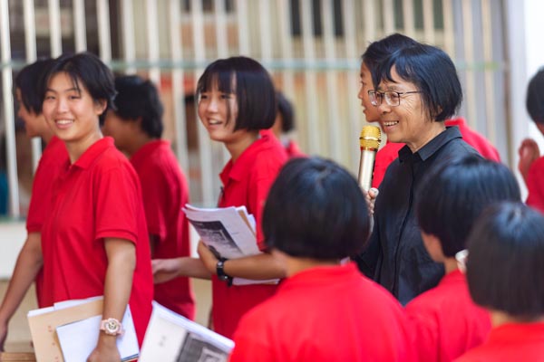 Zhang enjoys the moment with her students in September. [Photo/Xinhua] 