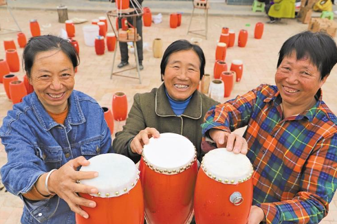 从小在龚家沟村长大,罗勇总忍不住在山沟沟间舞动安塞腰鼓,他身上的