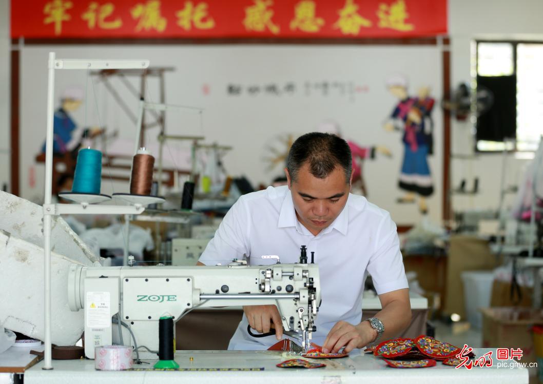Embroidery workshop helps local poverty alleviation in SW China's Guizhou
