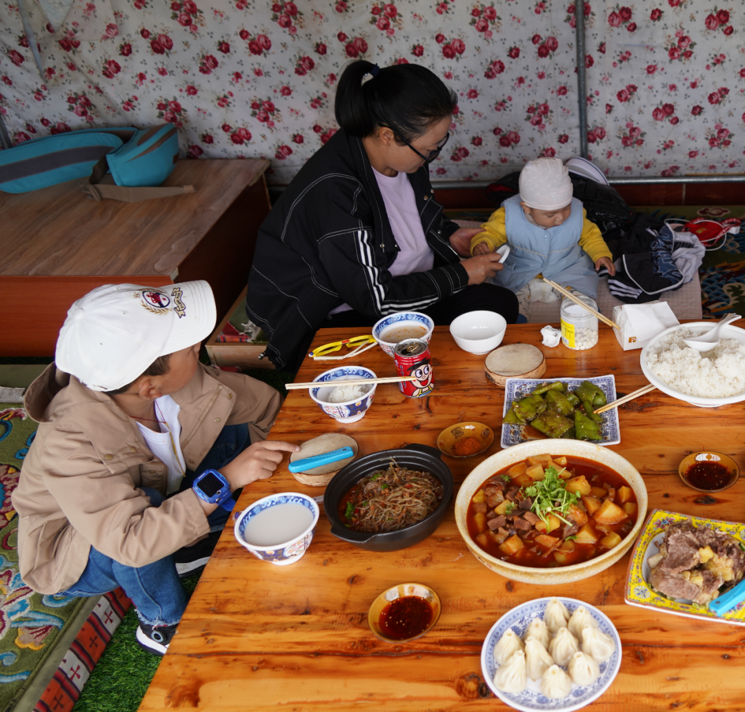 8月14日,红原县邛溪镇一藏族家庭在用餐.新华社记者 尹恒 摄