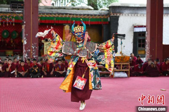 图为9月8日，西藏扎什伦布寺开始举行年度跳神活动。　江飞波　摄