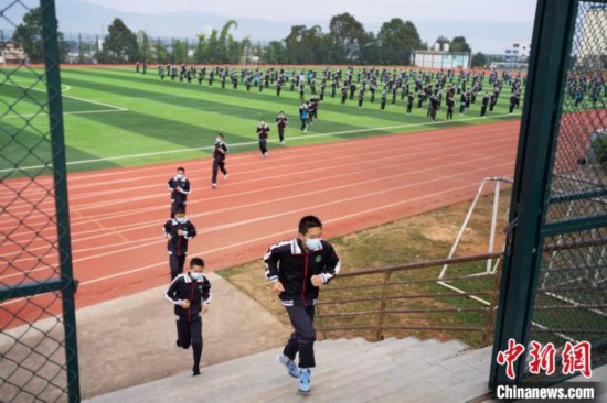 图为陇川县民族中学学生正在操场锻炼 康平 摄