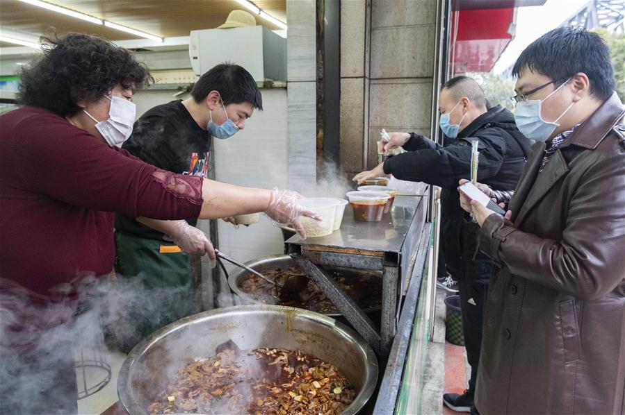 Beef noodles restaurants resume take-away business in Xiangyang, Hubei Province CHINA-HUBEI-XIANGYANG-BEEF NOODLES (CN)