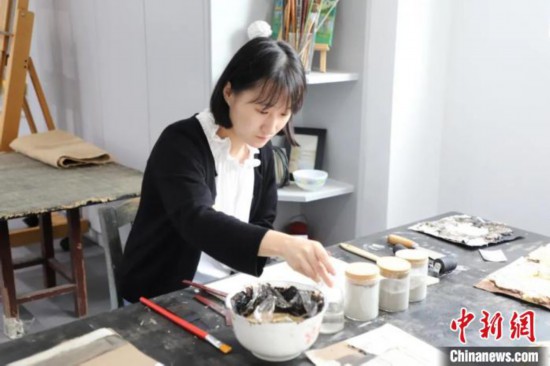 “90后”浙江姑娘玩转古老漆艺惊喜于大漆包容性