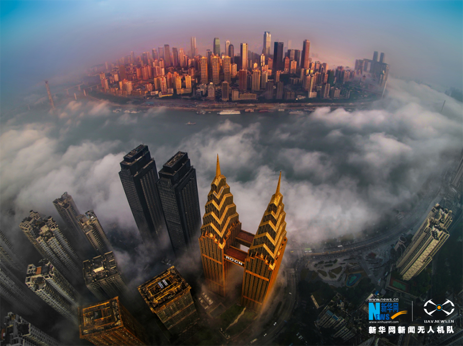 长江从重庆两江四岸核心区穿过.新华网发(王正坤 摄)