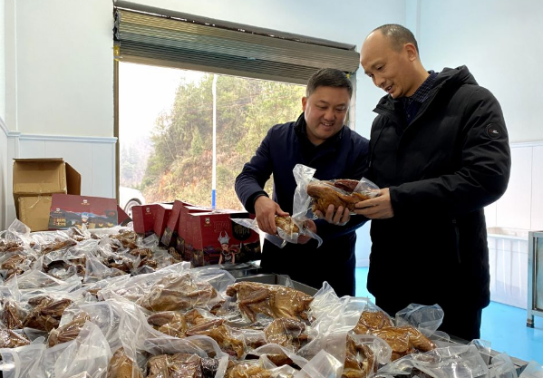 2月3日,在花垣县民乐镇腊制品加工车间,石峰