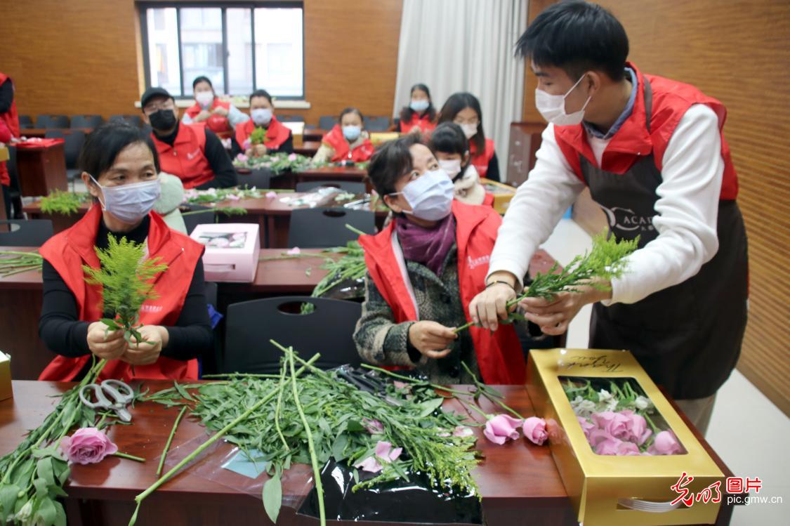 People learn flower arrangement in Suzhou, E China's Jiangsu